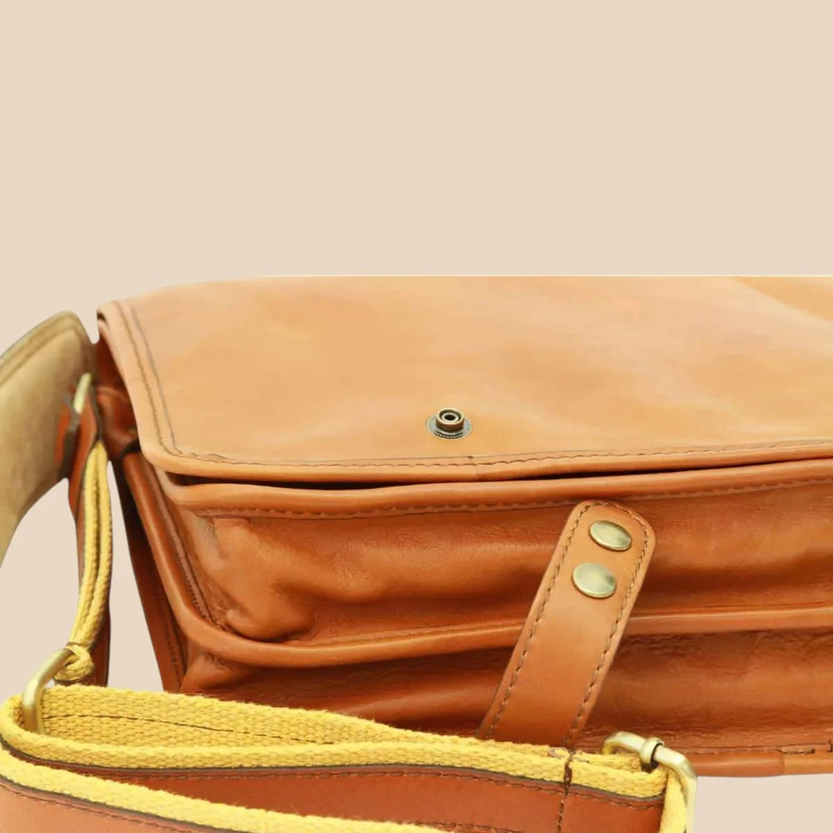 Calfskin Leather Messenger Bag - Image 18 | Bufalo d'Oro