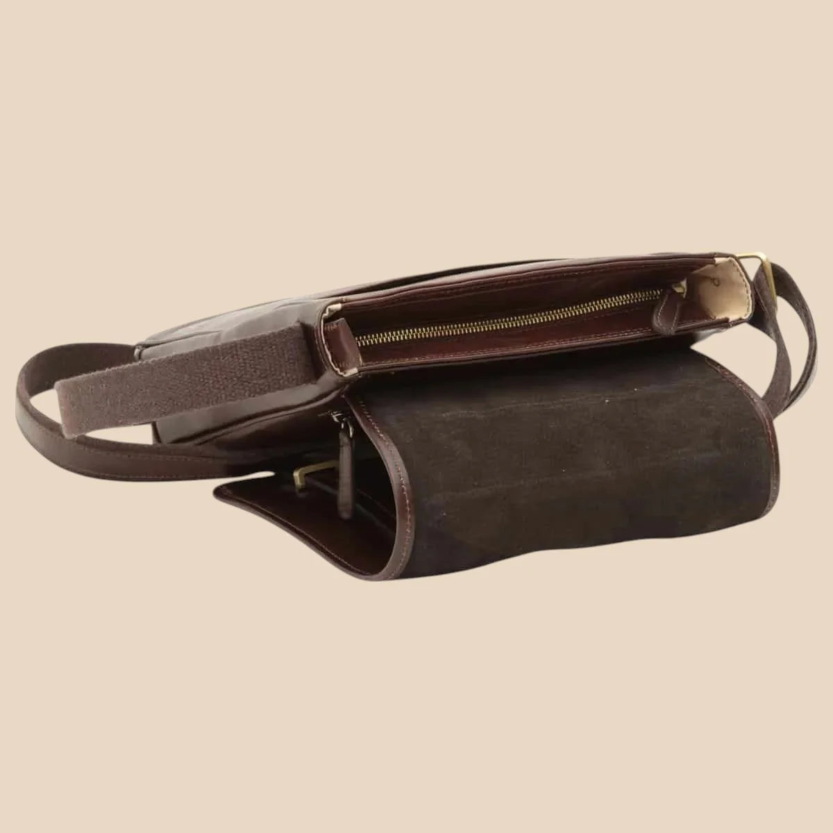 Medium Leather Bag With Double Magnetic Closure - Image 20 | Bufalo d'Oro